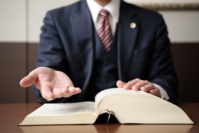 法律書を開く弁護士のイメージ