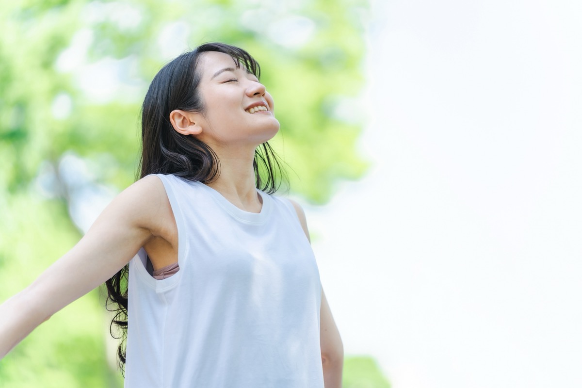 悩みから解放されて笑顔の女性のイメージ